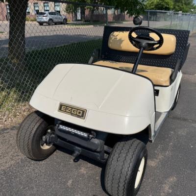 2001 EZGO TXT with box & lights Image